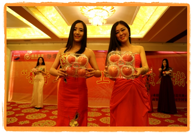 甘肃平凉:妙龄妹子表演T台秀 不秀身材秀“金果”(图)