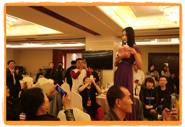 甘肃平凉:妙龄妹子表演T台秀 不秀身材秀“金果”(图)