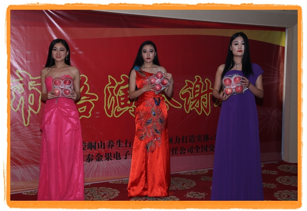 甘肃平凉:妙龄妹子表演T台秀 不秀身材秀“金果”(图)