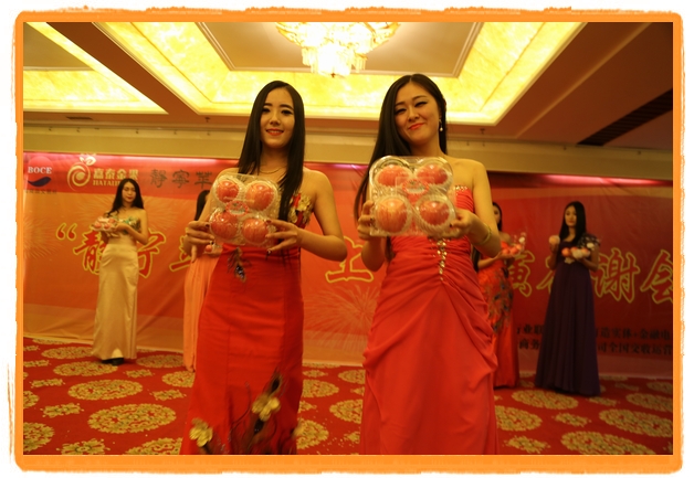 甘肃平凉:妙龄妹子表演T台秀 不秀身材秀“金果”(图)