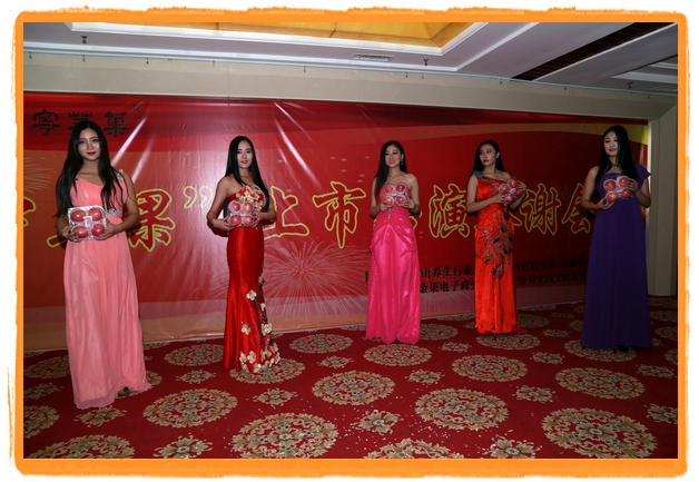 甘肃平凉:妙龄妹子表演T台秀 不秀身材秀“金果”(图)