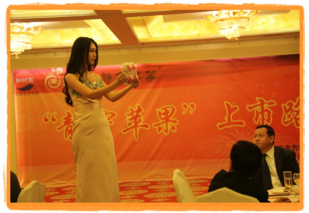 甘肃平凉:妙龄妹子表演T台秀 不秀身材秀“金果”(图)