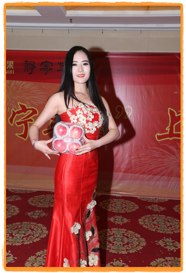 甘肃平凉:妙龄妹子表演T台秀 不秀身材秀“金果”(图)
