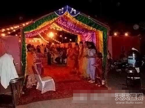 闻所未闻 巴基斯坦的婚俗需手捧“花圈”
