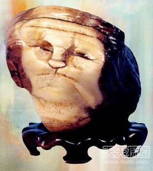 男子随手捡到珍宝 普通石块竟价值上亿