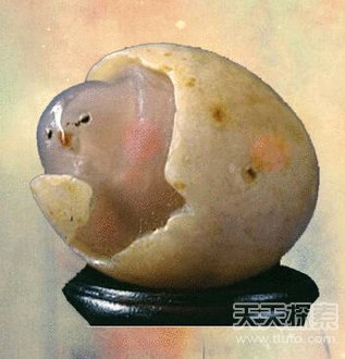 男子随手捡到珍宝 普通石块竟价值上亿