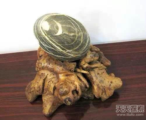 男子随手捡到珍宝 普通石块竟价值上亿