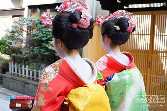 日本浓妆艳抹艺伎真实生活：卖艺不卖身