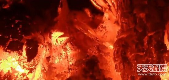 沙漠“地狱之门”：火焰燃烧50年不熄
