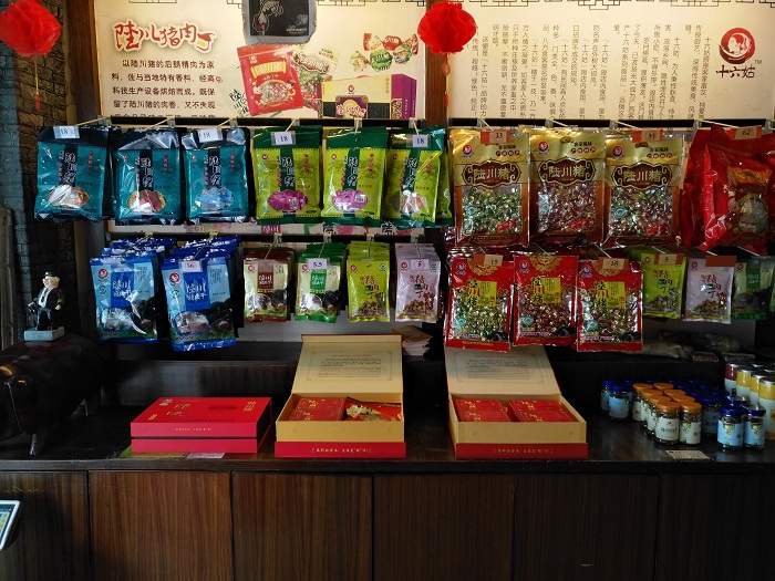 广西南宁阳光国际酒店派员考察陆川特色旅游商品
