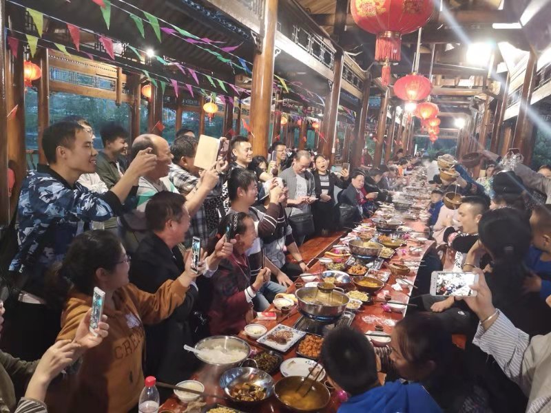 风情园长桌宴.jpg